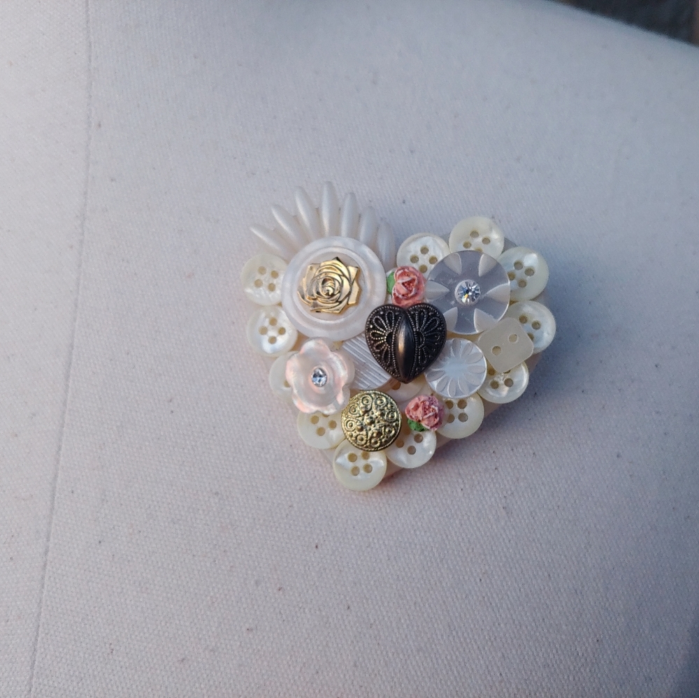 Button brooch heart pin